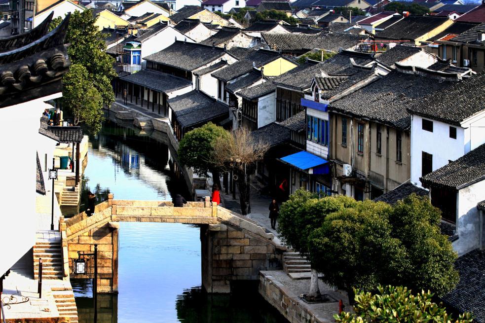 西媒：皇马不再将巴萨视为转会市场的竞争对手，但乐见巴萨复兴